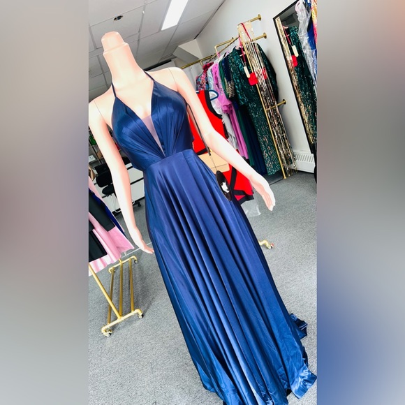 BEAUTIFUL DRESS - Picture 3 of 6